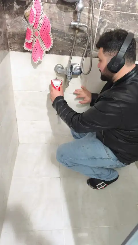 Banyo tesisatını akustik dinleme cihazıyla kontrol eden usta