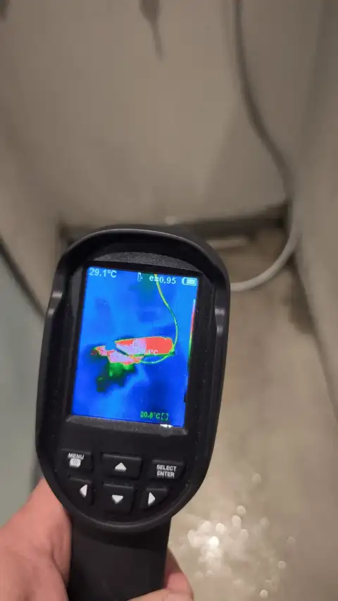 Tesisat bağlantısı yakınında termal kamera ekranı