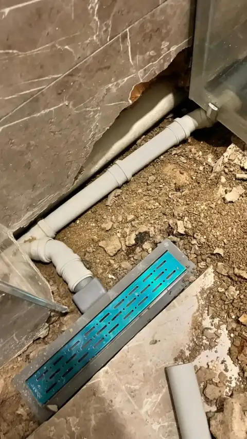 Banyo zemininde açılmış gider hattı ve boru bağlantıları